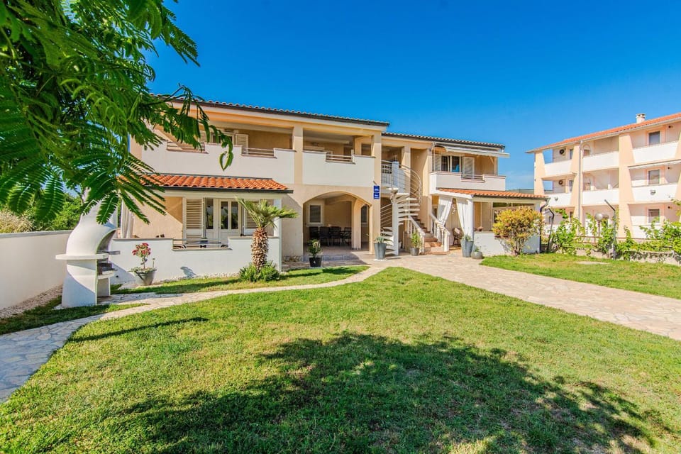Property building, Patio, Facade/entrance, BBQ facilities, View (from property/room), Balcony/Terrace, Seating area, Garden view, Landmark view