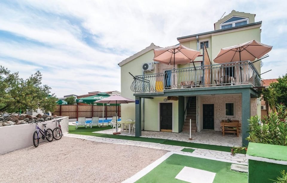 Property building, Patio, Facade/entrance, Garden, Garden view, Pool view, Swimming pool, sunbed