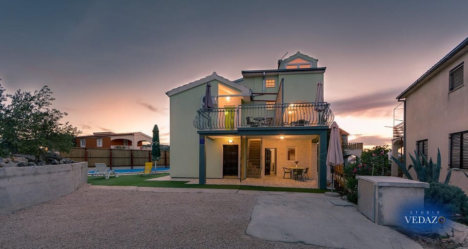 Property building, Facade/entrance, Day, Pool view, Swimming pool, Location, Parking