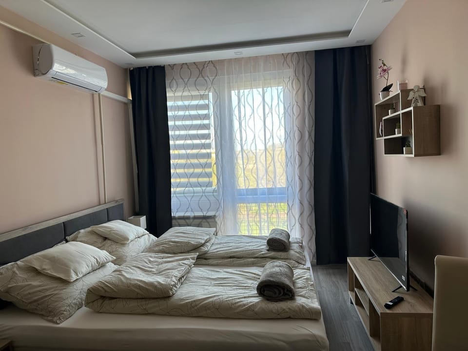 Bed, TV and multimedia, Bedroom, air conditioner