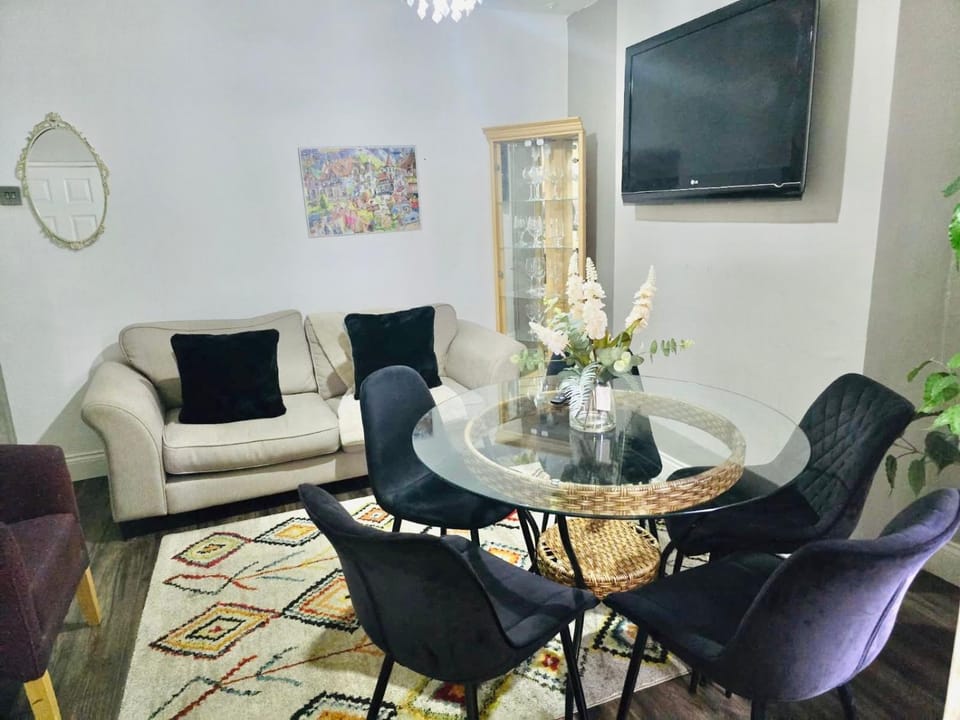 Communal lounge/ TV room, TV and multimedia, Living room, Seating area, Dining area, Evening entertainment