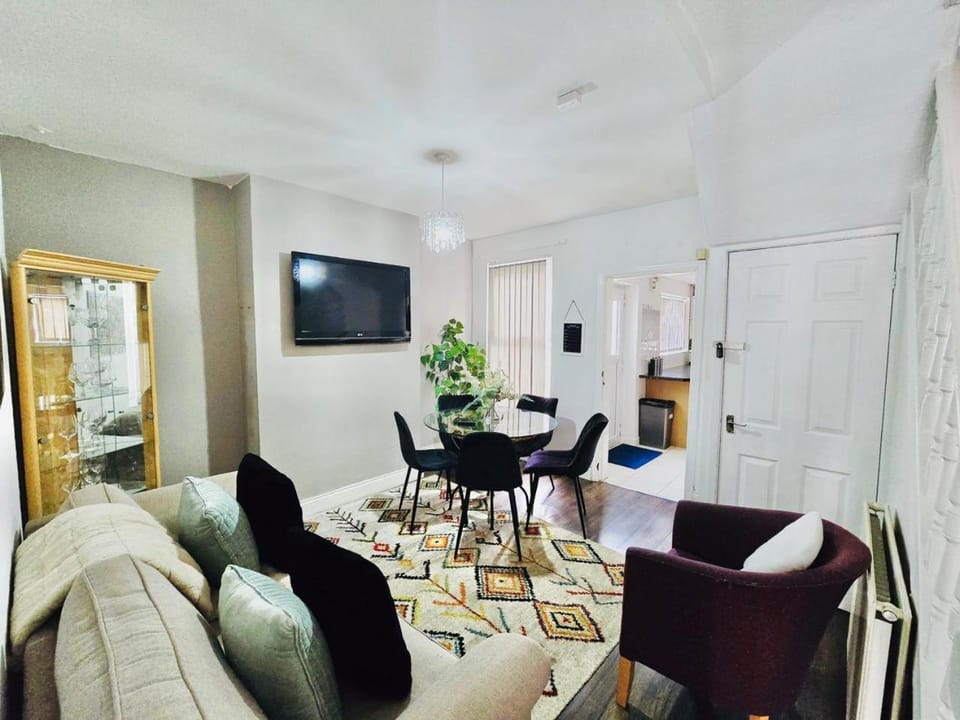 Communal lounge/ TV room, TV and multimedia, Living room, Seating area, Dining area, Evening entertainment