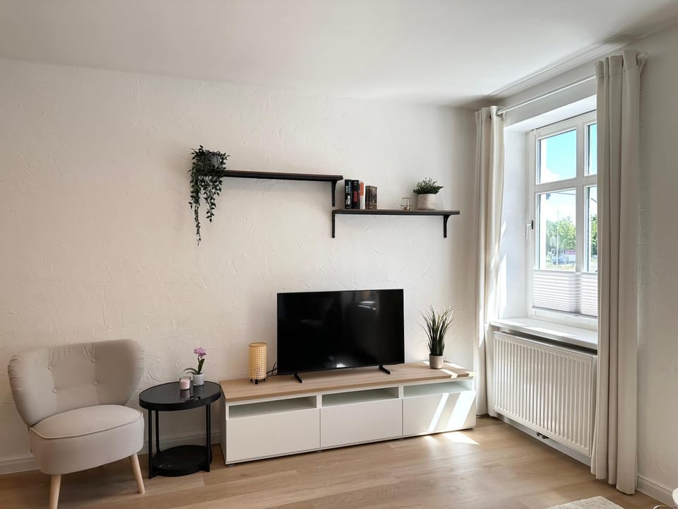 Communal lounge/ TV room, TV and multimedia, Living room