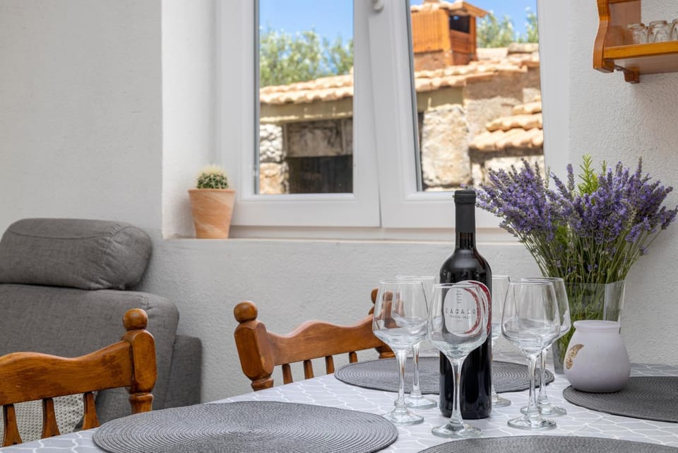 Living room, Food and drinks, Seating area, Dining area, Drinks, Alcoholic drinks