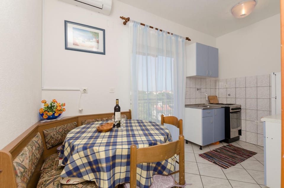 Kitchen or kitchenette, Seating area, Dining area, oven, stove, air conditioner