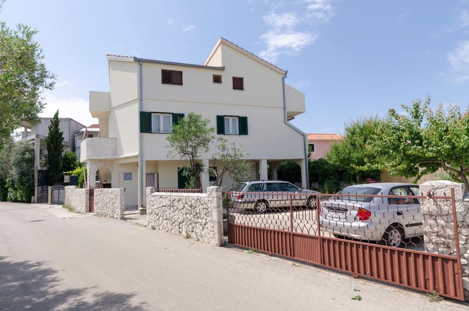 Property building, Facade/entrance, Balcony/Terrace