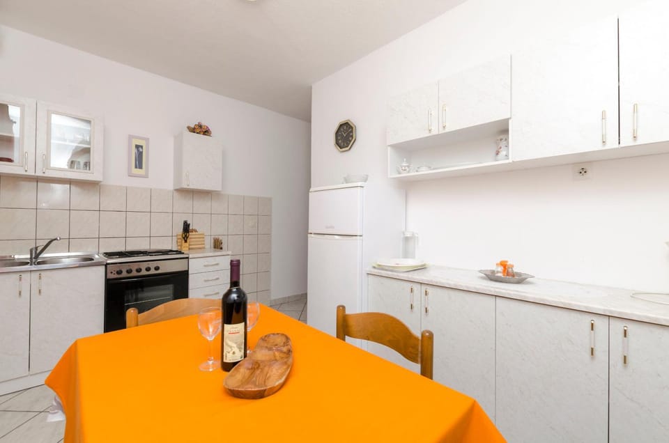 Kitchen or kitchenette, Seating area, Dining area, oven, stove