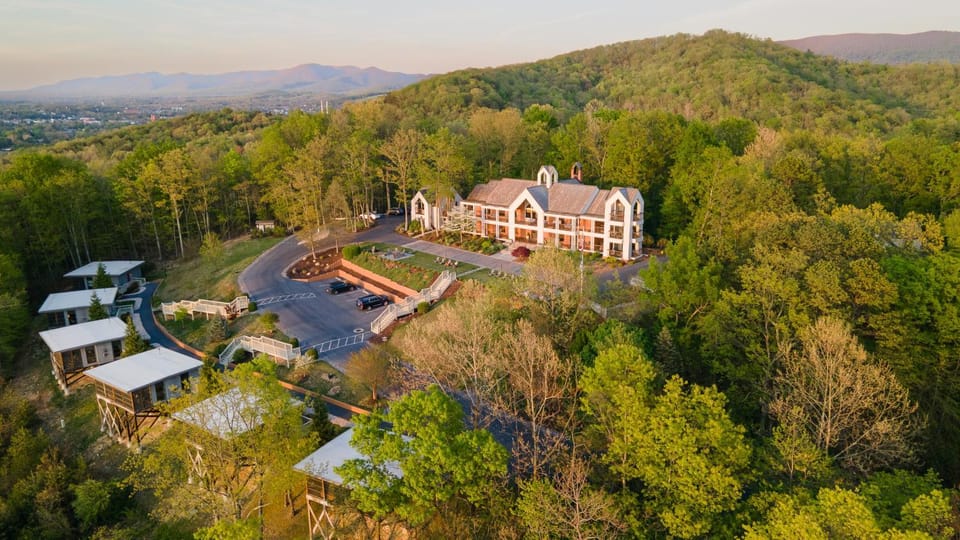 Property building, Bird's eye view, Mountain view