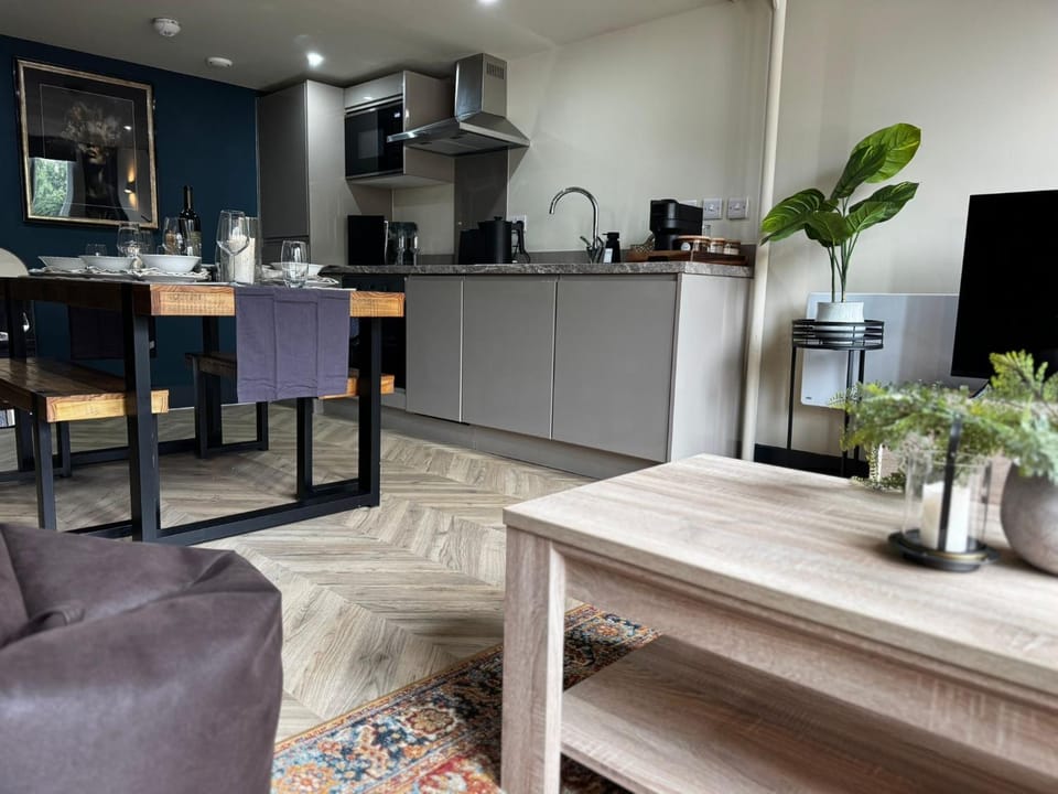 Manhattan-Style Chic Loft, Sleeps 4, Heart of Leeds Apartment in Leeds