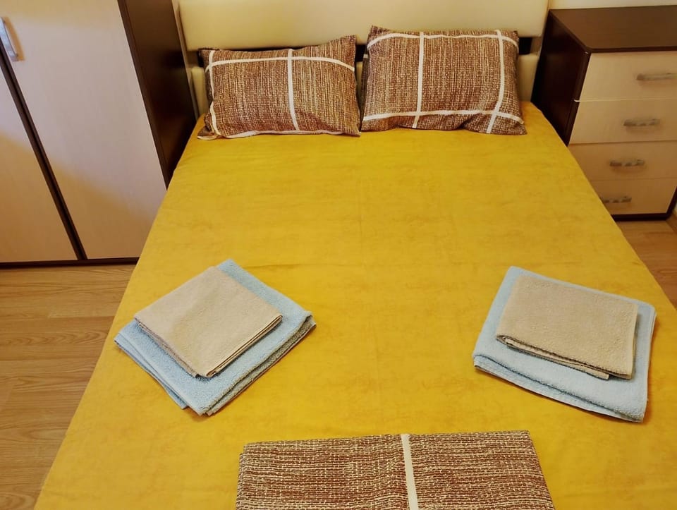 Bed, Photo of the whole room, Bedroom, towels