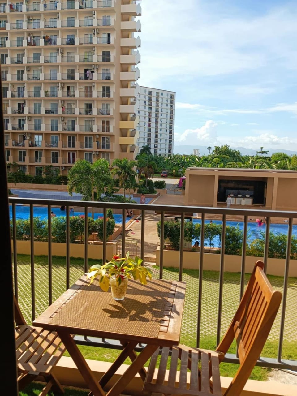 Property building, Day, Neighbourhood, Balcony/Terrace, Dining area, Mountain view, Pool view, Swimming pool