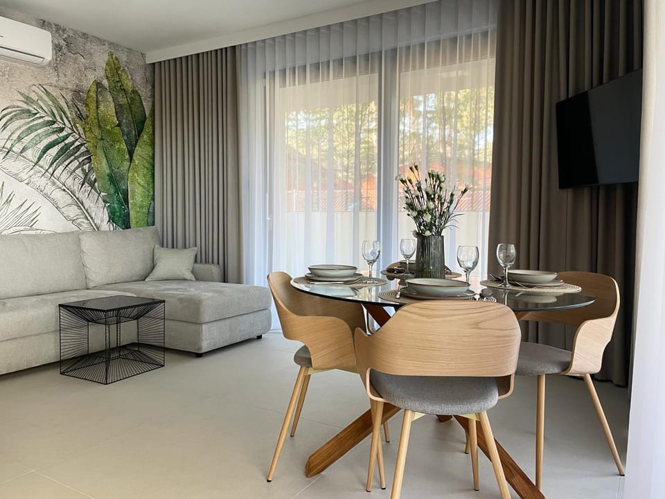 TV and multimedia, Living room, Seating area, Dining area