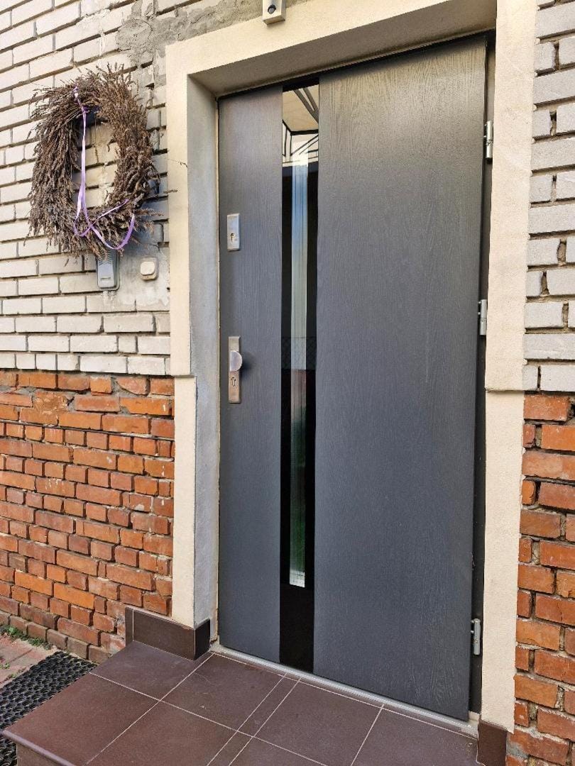 Property building, Facade/entrance, Day