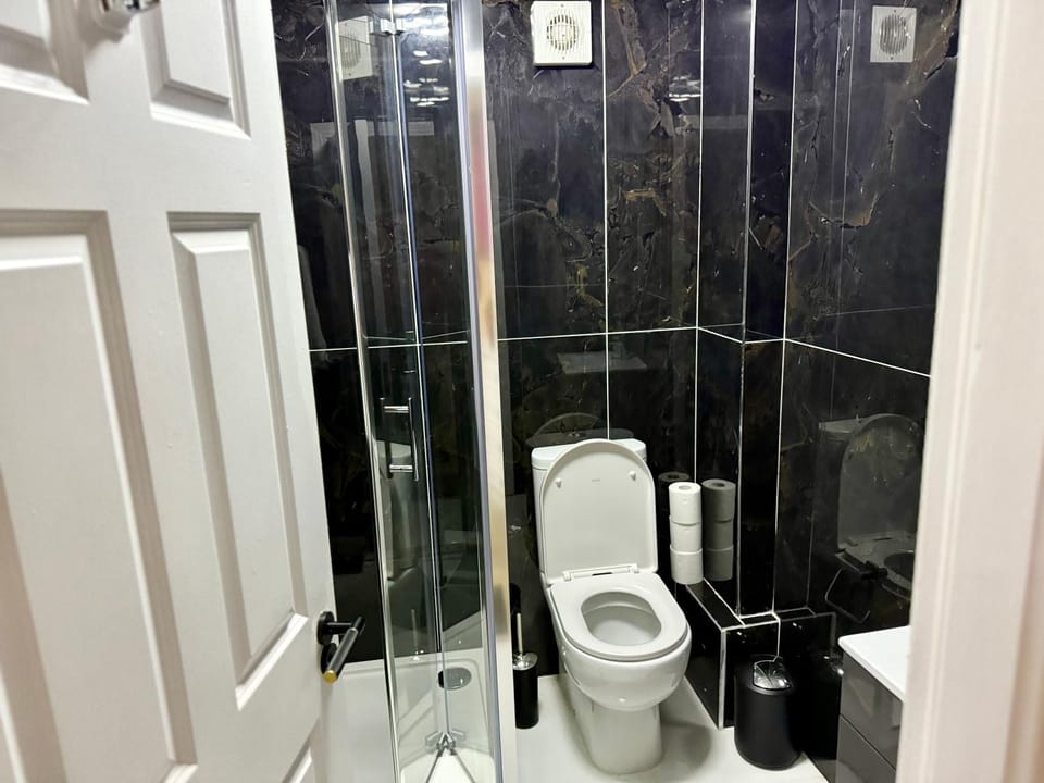 Shower, Toilet