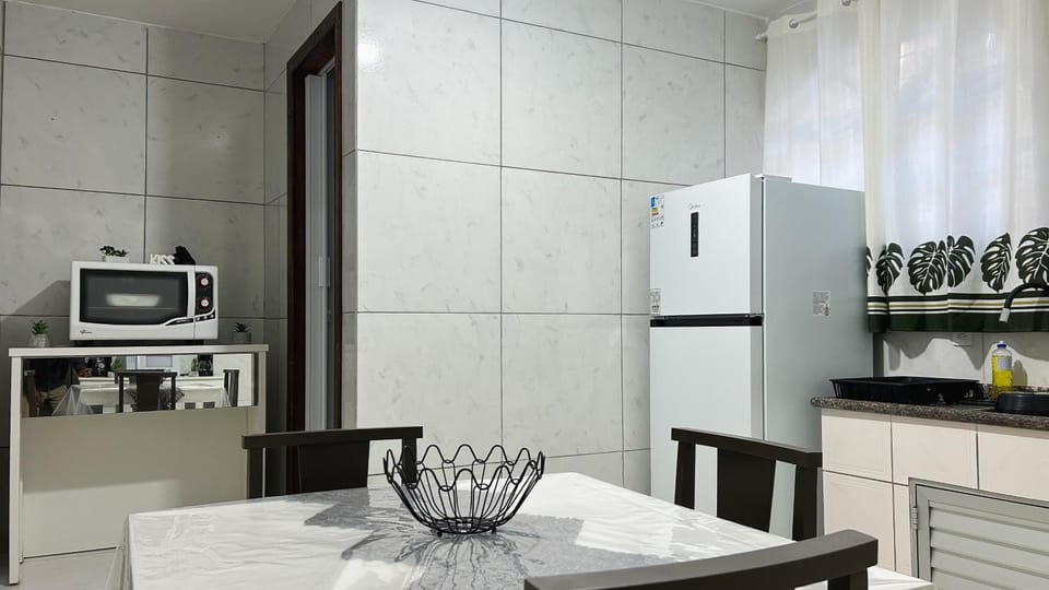 Coffee/tea facilities, Kitchen or kitchenette, Dining area, oven
