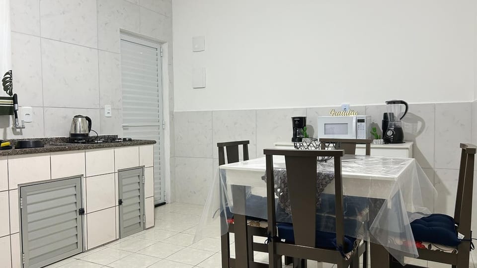 Coffee/tea facilities, Kitchen or kitchenette, Dining area, stove