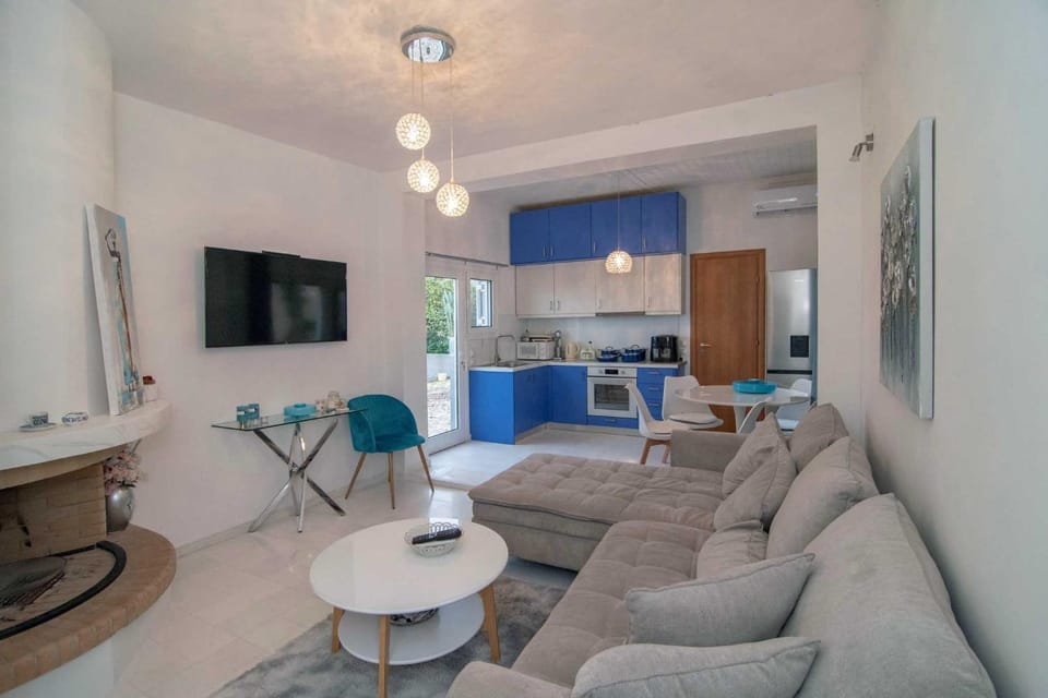 TV and multimedia, Kitchen or kitchenette, Living room, Seating area