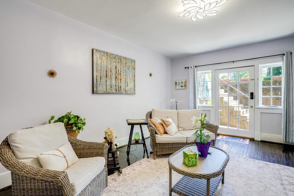 'Swimming Under the Stars' Lynchburg Apt w/ Pool! House in Lynchburg