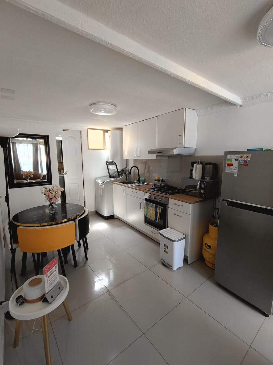 Coffee/tea facilities, Kitchen or kitchenette, Dining area, dishwasher, oven, stove