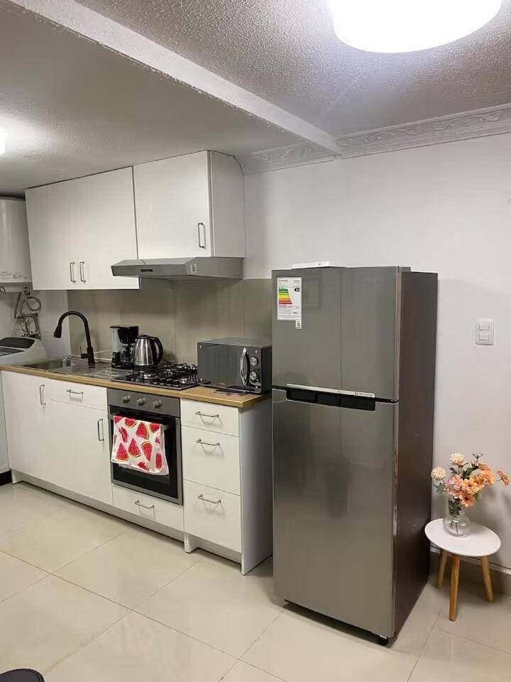 Kitchen or kitchenette, dishwasher, oven
