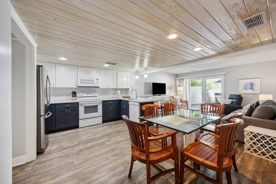 Spacious Villa Stroll to the Beach Villa in South Forest Beach