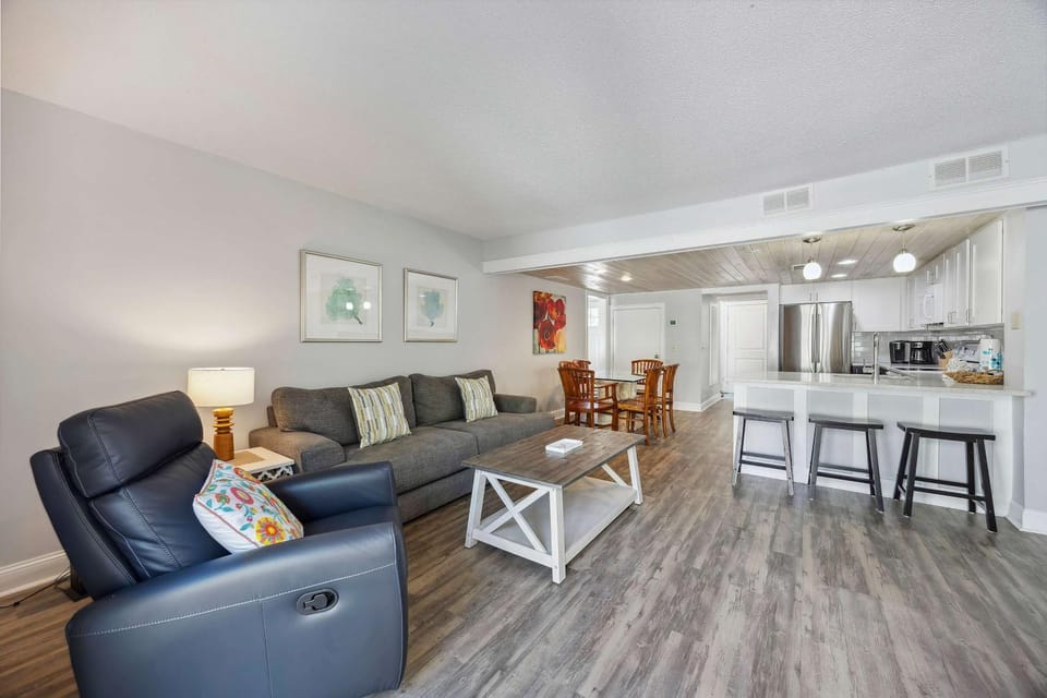 Spacious Villa Stroll to the Beach Villa in South Forest Beach