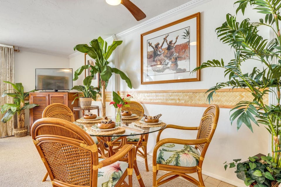 Oceanfront Condo: Stunning Sunrise & Ocean Views House in Punaluu