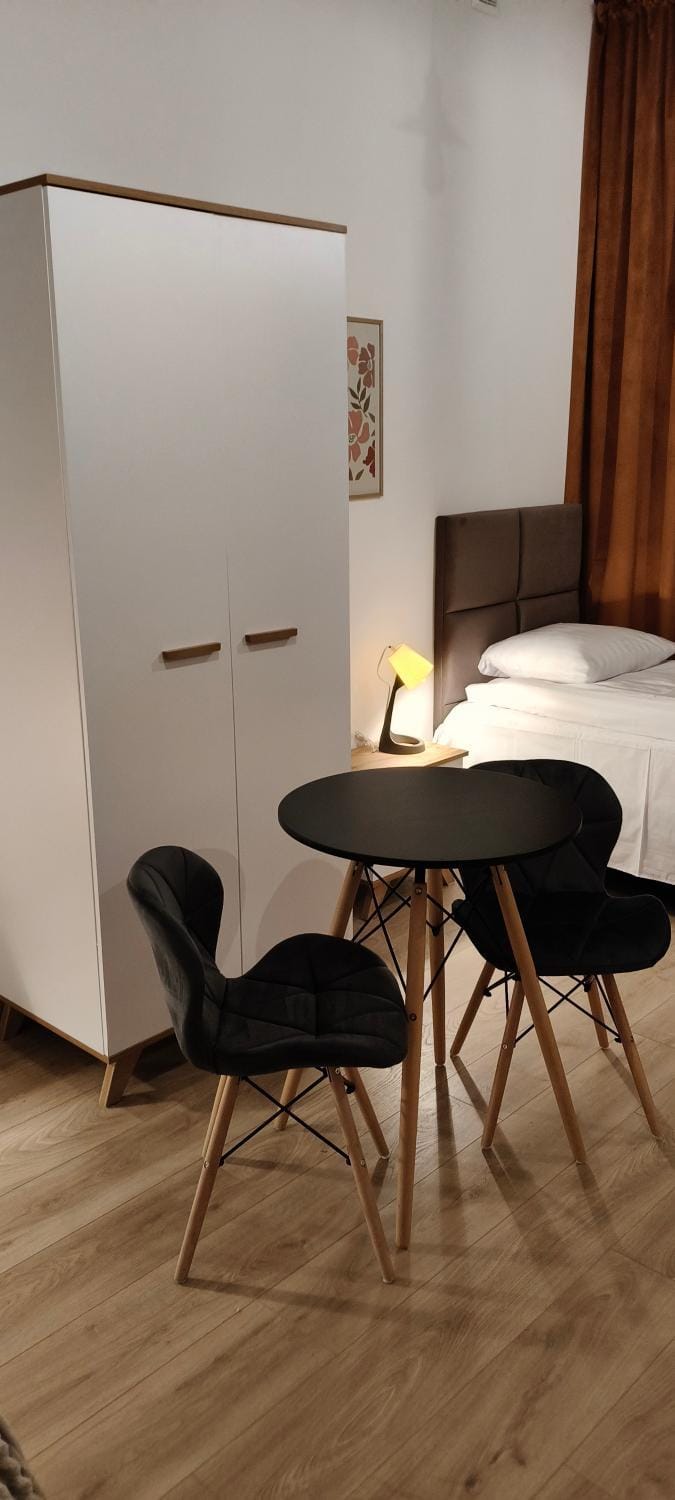 Bed, Seating area, Dining area, Bedroom
