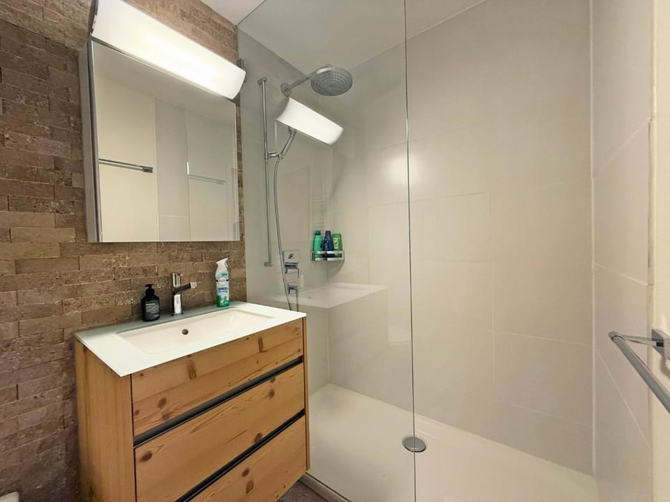 Shower, Bathroom, towels