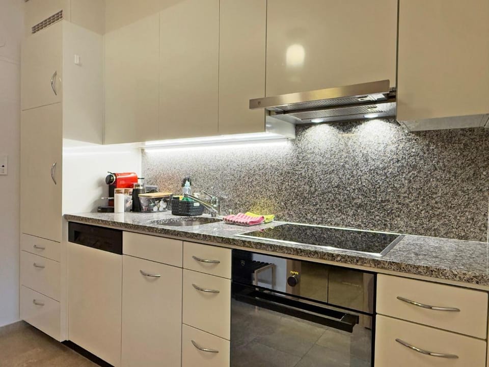 Coffee/tea facilities, Kitchen or kitchenette, dishwasher, stove, toaster