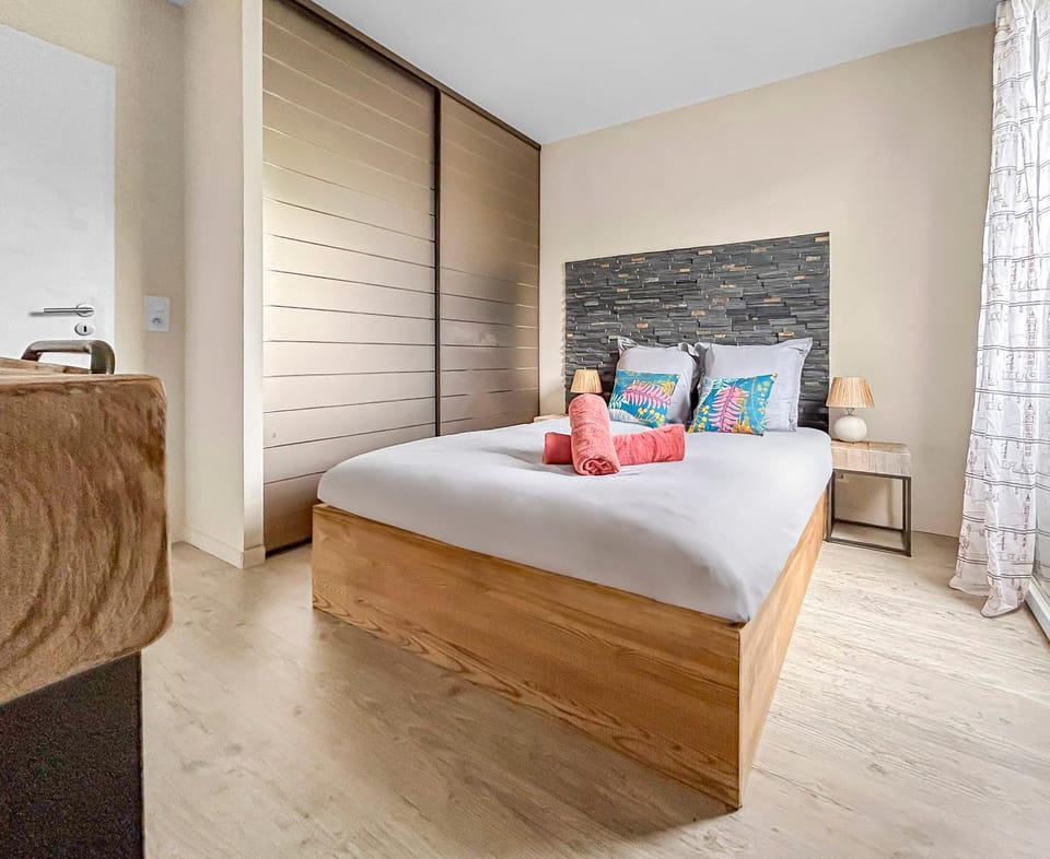 Bed, Bedroom, towels