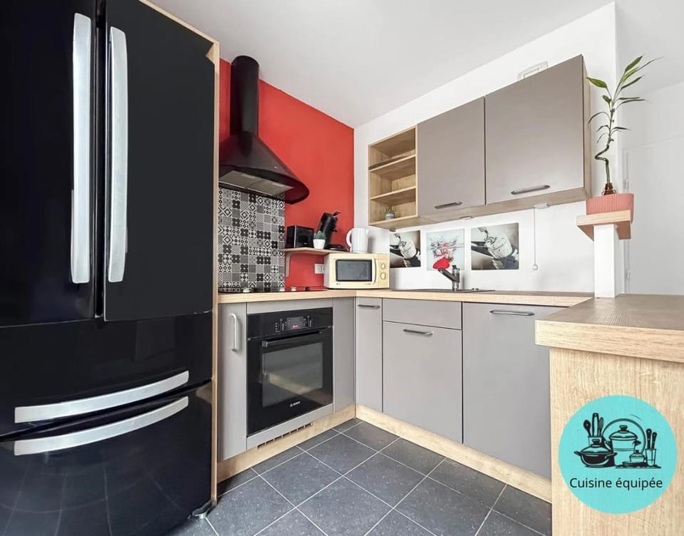 Coffee/tea facilities, dishwasher, microwave, oven, stove, kitchen