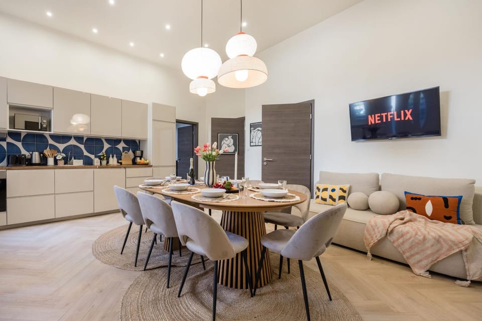 Spacious 5BR by Opera, Liszt Ferenc & City Centre Apartment in Budapest