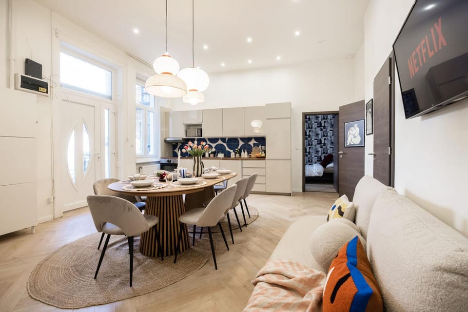 Spacious 5BR by Opera, Liszt Ferenc & City Centre Apartment in Budapest