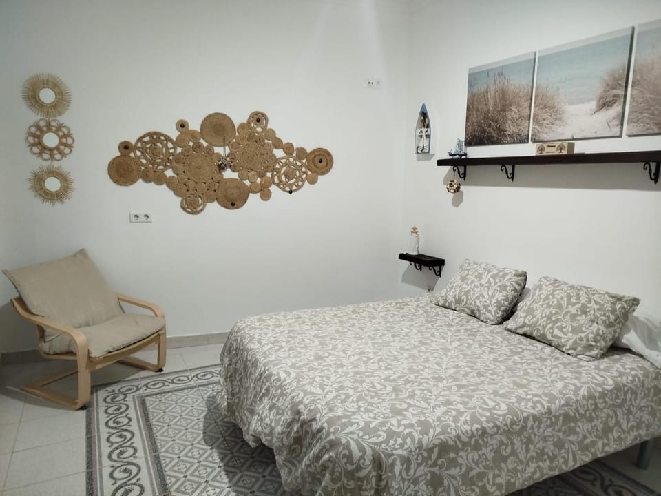 Bed, Photo of the whole room, Seating area, Bedroom