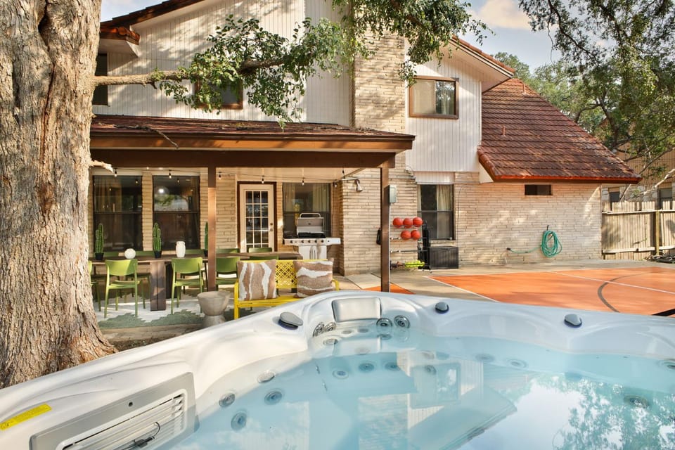 Sleeps 20 Sport Court Pool Hot Tub Putt Putt Games House in San Antonio