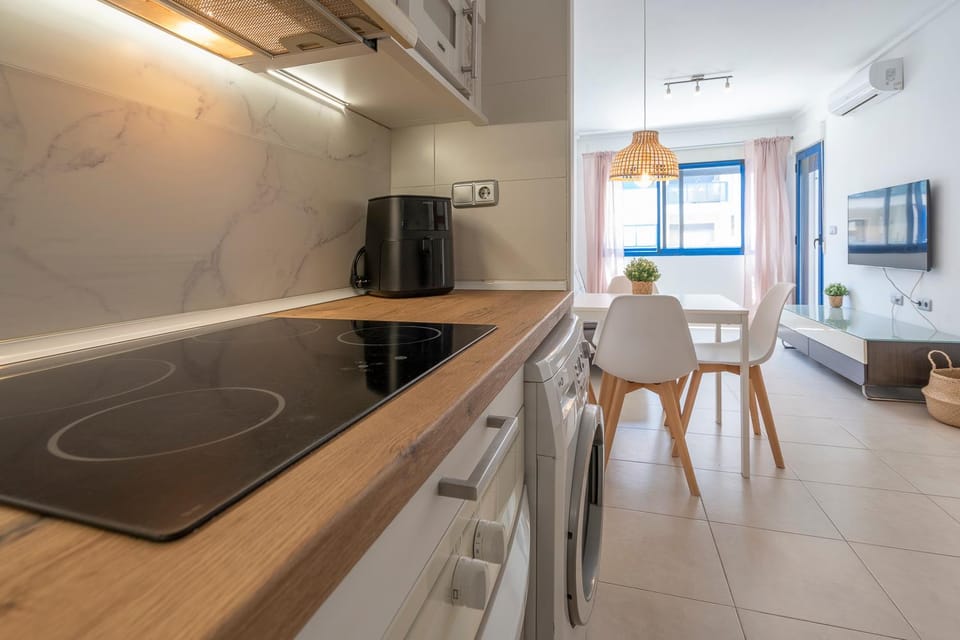 TV and multimedia, Kitchen or kitchenette, Dining area, oven, stove