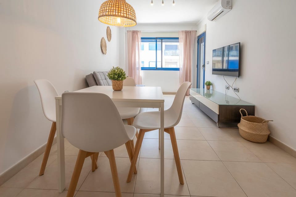 TV and multimedia, Kitchen or kitchenette, Living room, Seating area, Dining area