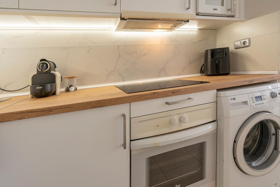 Coffee/tea facilities, stove, toaster, washing machine