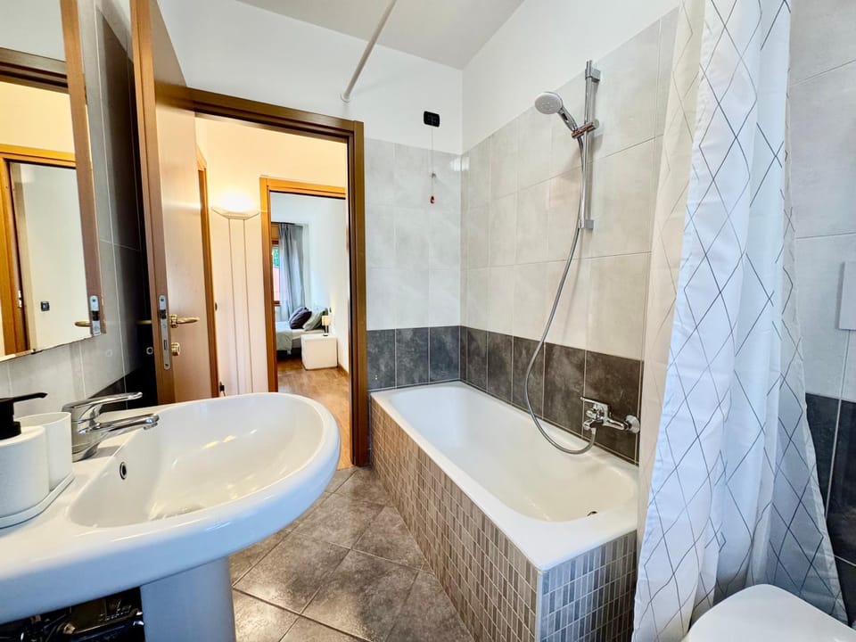 Hot Tub, Bathroom