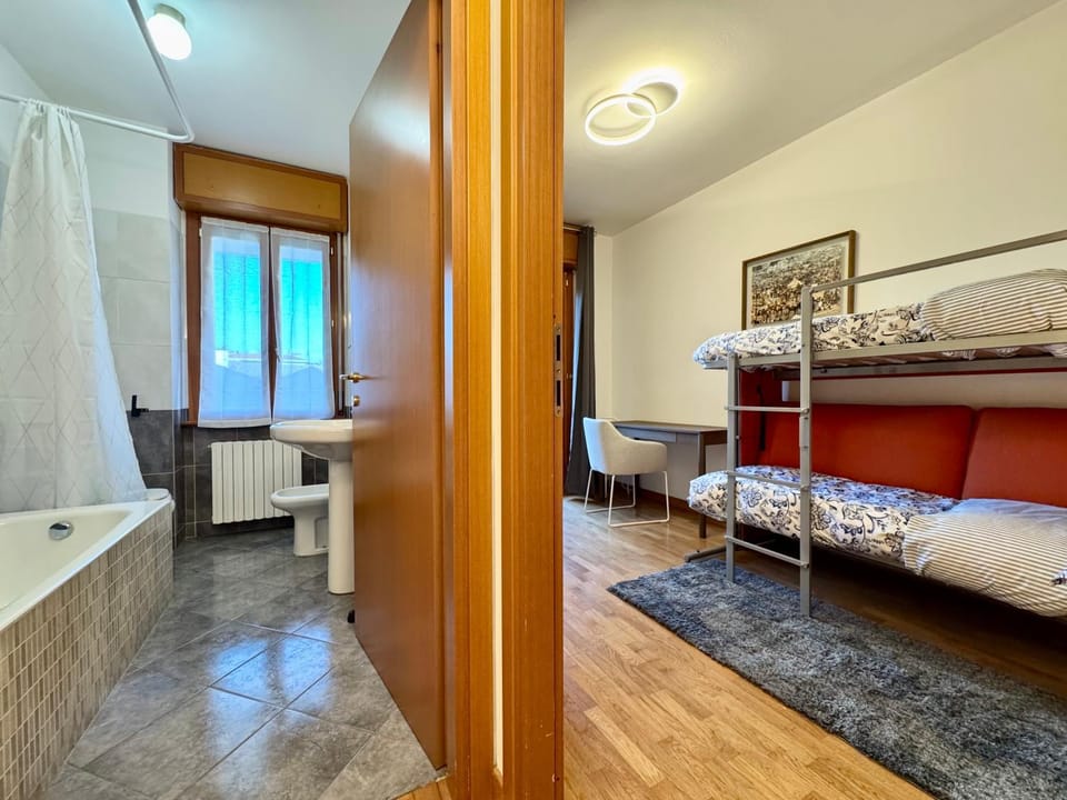 Bedroom, bunk bed