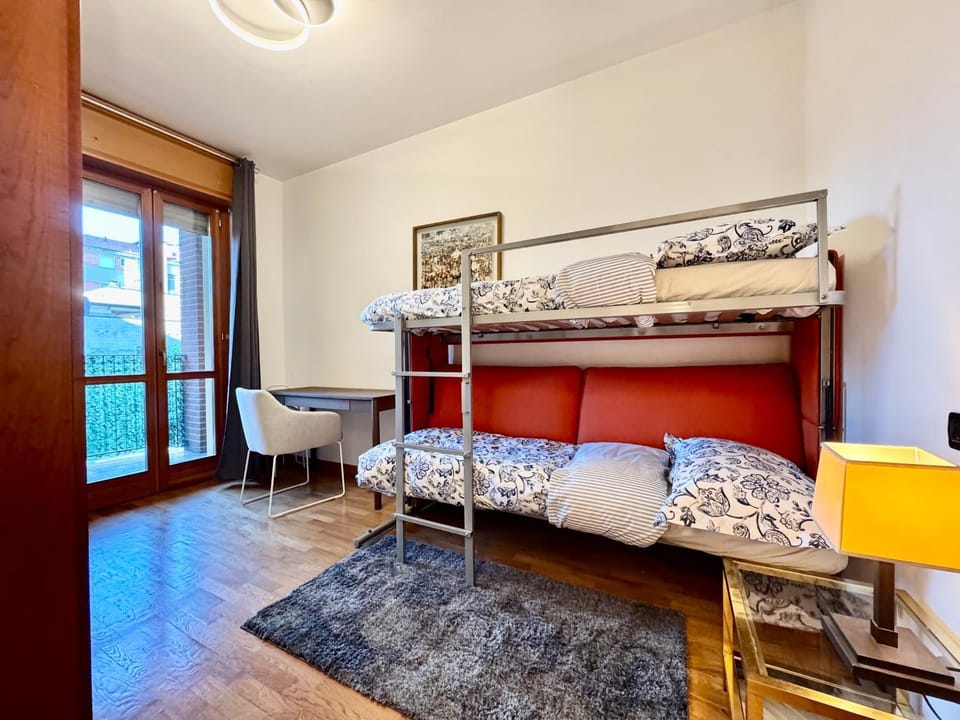 Bedroom, bunk bed