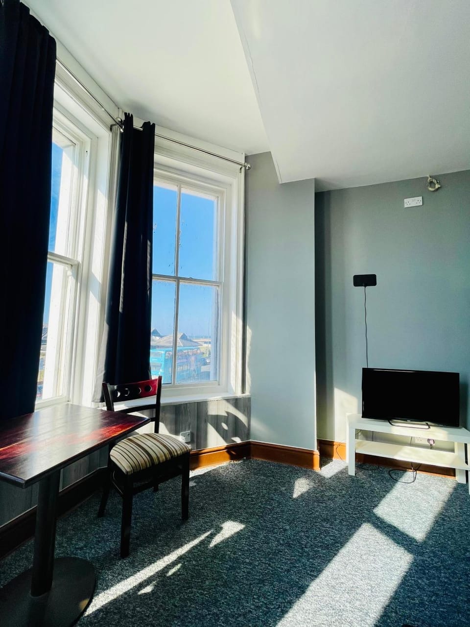 Bed, TV and multimedia, Photo of the whole room, Seating area, Bedroom