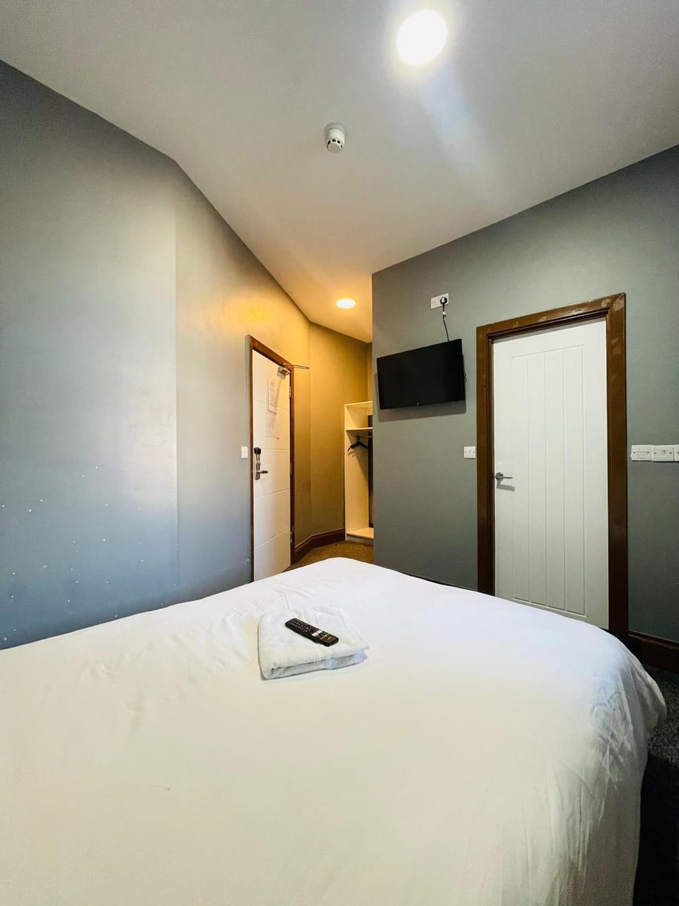Bed, TV and multimedia, wardrobe