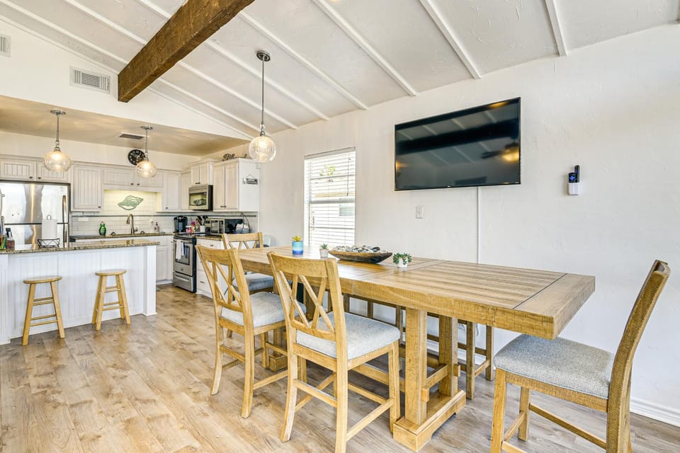 Walk to Beach: Ocean-View Home w/ Deck in Freeport House in Alvin