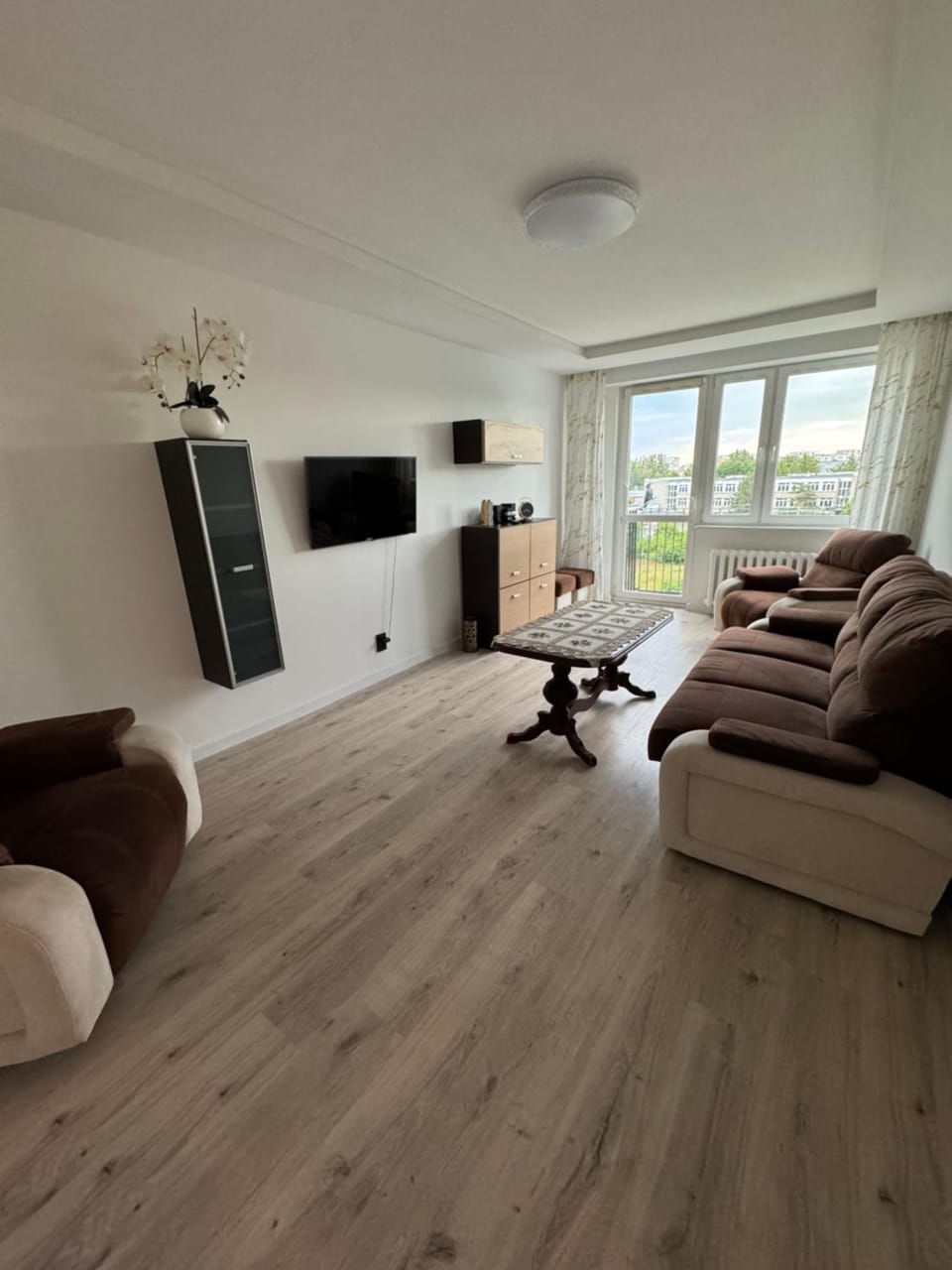 Communal lounge/ TV room, TV and multimedia, Living room, Seating area, Evening entertainment