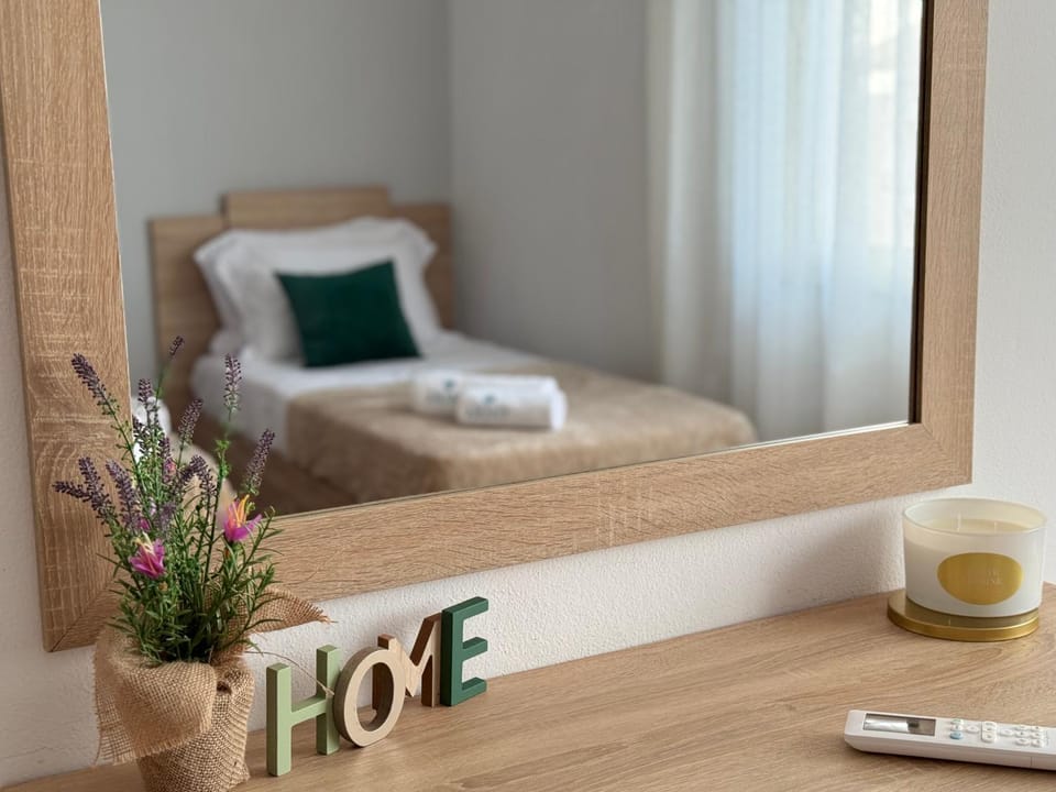 Bedroom, Text overlay