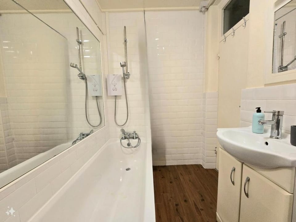 2BR Gem Stylish & Spacious Kings Cross Flat Apartment in London Borough of Islington