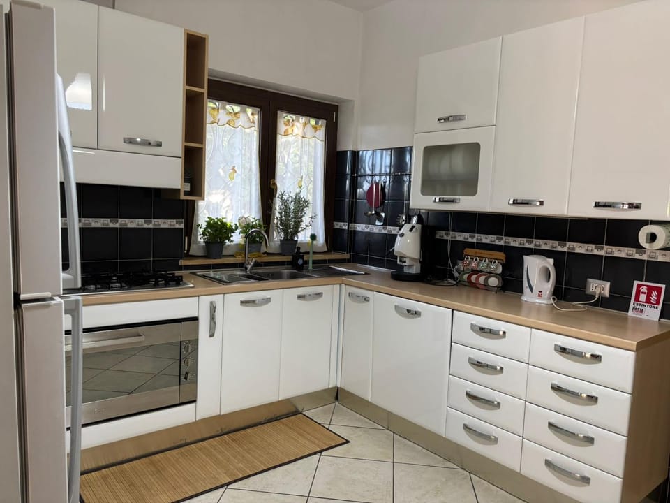 Coffee/tea facilities, Kitchen or kitchenette, dishwasher, oven, stove