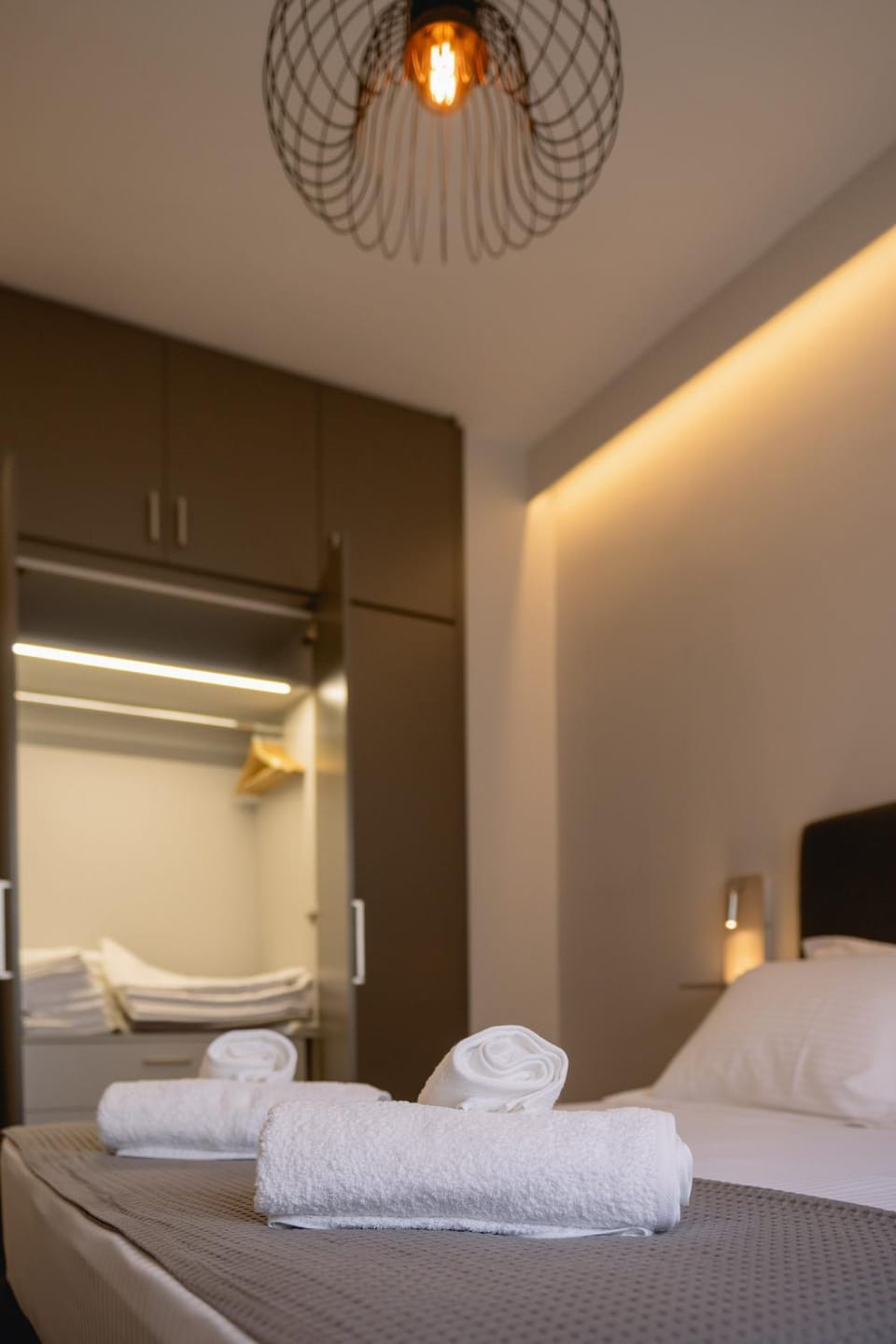 Bed, Photo of the whole room, Bedroom, towels